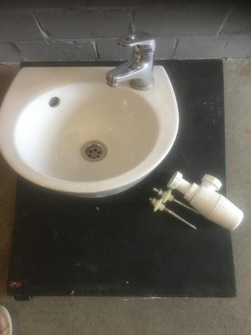WC / Badkamer Fontein, Wastafel geheel compleet   beschikbaar voor biedingen