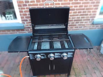 Gasbarbecue 3 pitten + gasfles + nieuwe bbq accesoires  beschikbaar voor biedingen