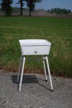 Vintage Wit Houten Nachtkastje met Lade, Huis en Inrichting, Slaapkamer | Nachtkastjes, Gebruikt, Minder dan 45 cm, Ophalen of Verzenden