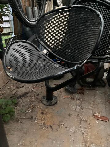 Ijzeren tuinstoel beschikbaar voor biedingen