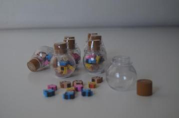 Klein flesje met gummetjes beschikbaar voor biedingen