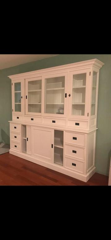 Buffetkast wit.    220  / 230  x 50 x 220 beschikbaar voor biedingen