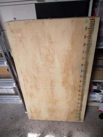 Behang tafel beschikbaar voor biedingen