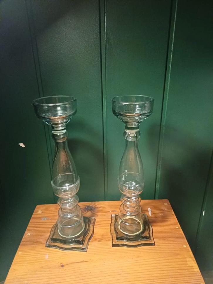 2 Hoge Glazen Kandelaars - Gerecycled, Huis en Inrichting, Woonaccessoires | Kandelaars en Kaarsen, Gebruikt, Kandelaar, 25 tot 50 cm