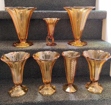 7 Antieke Art Deco vazen van Amber kleurig glas. In 1 koop beschikbaar voor biedingen
