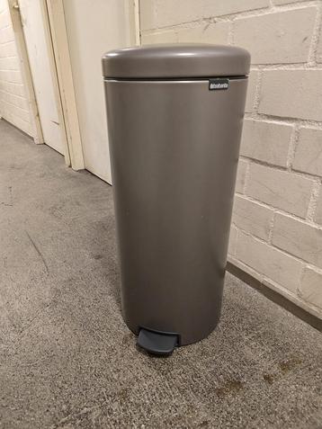 Brabantia Pedaalemmer 30 liter (grijs/bruin). beschikbaar voor biedingen