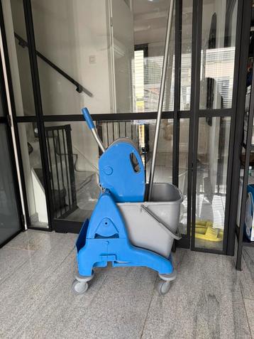 Professionele schoonmaakwagen incl.emmer en een uitwringer   beschikbaar voor biedingen