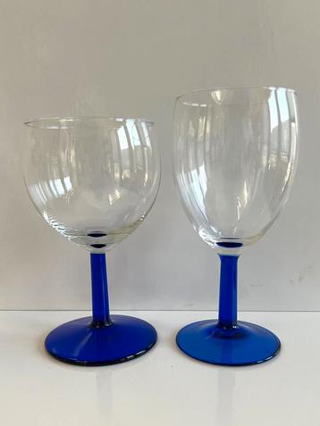 Vintage wijnglazen met blauwe steel en voet beschikbaar voor biedingen