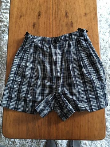 Zwart/wit korte broek beschikbaar voor biedingen