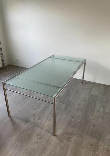 eettafel of tuintafel met ruwe glasblad (aan 1 kant) beschikbaar voor biedingen