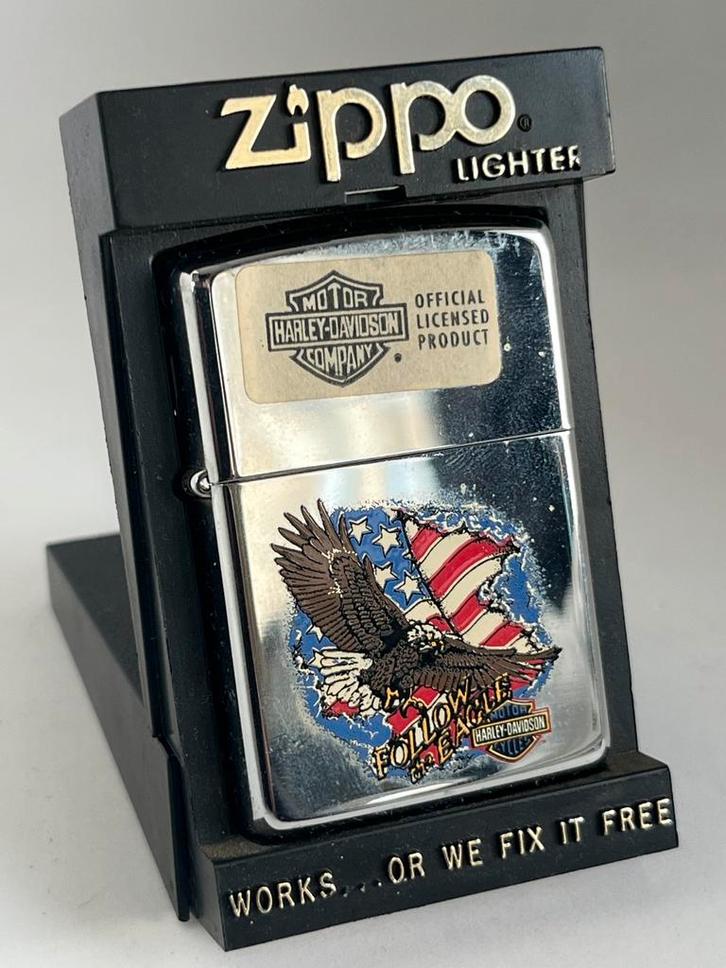 Zippo Harley Davidson 1993 + Houder, Verzamelen, Rookartikelen, Aanstekers en Luciferdoosjes, Gebruikt, Aansteker, Verzenden