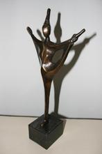 bronzen beeld van danseres, Ophalen