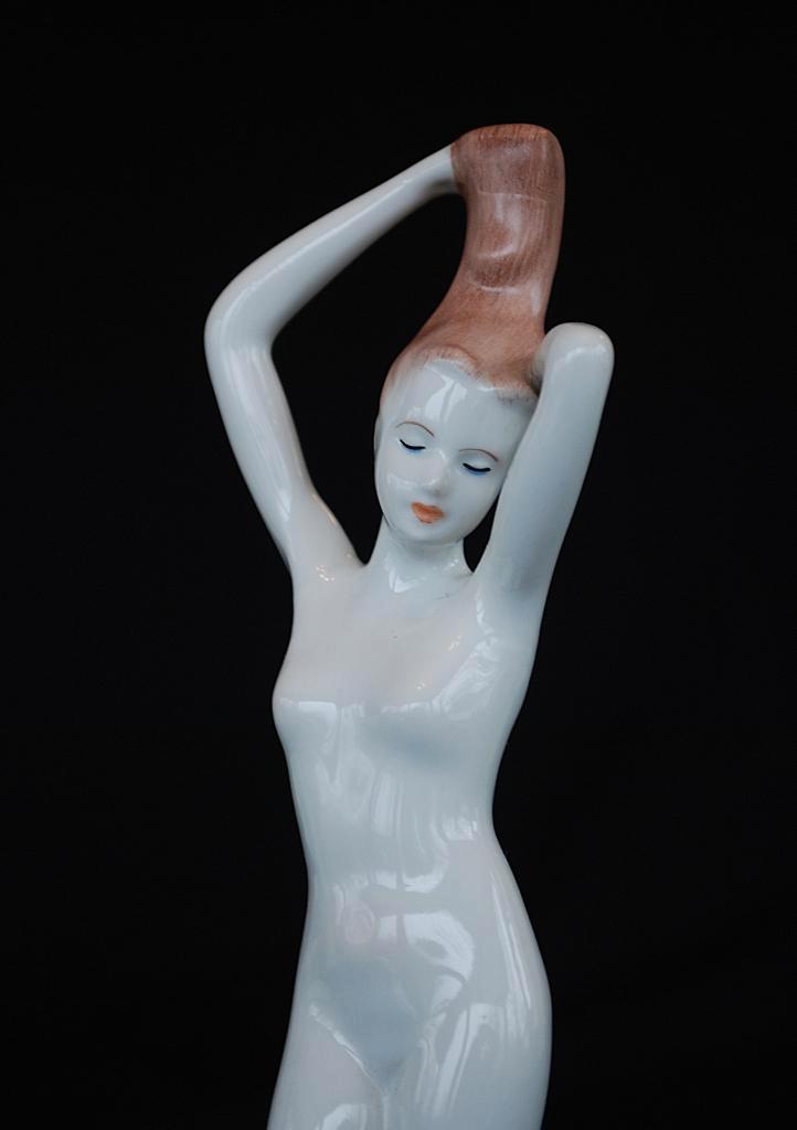 Naakt Vrouw staand Porseleinen beeld Boedapest Aquincum 60's, Antiek en Kunst, Curiosa en Brocante, Verzenden