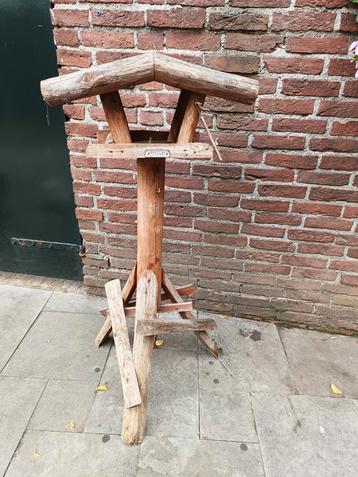 Houten vogelhuisje op voet, voederhuisje beschikbaar voor biedingen