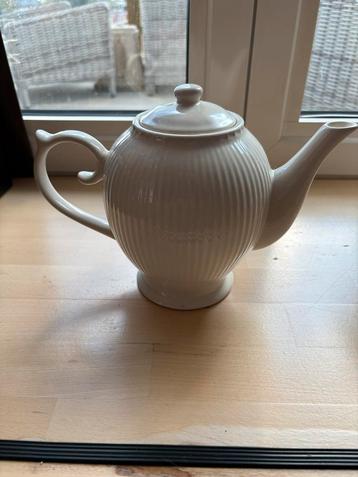 Witte Theepot - Klassiek Design beschikbaar voor biedingen