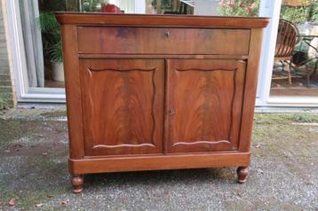 antiek biedermeier mahoniehouten kastje beschikbaar voor biedingen