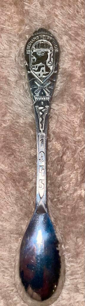 Verzilverd  Thee Lepeltje “Nederland Helpt Indie 1945”  nr 3, Antiek en Kunst, Antiek | Bestek, Ophalen of Verzenden