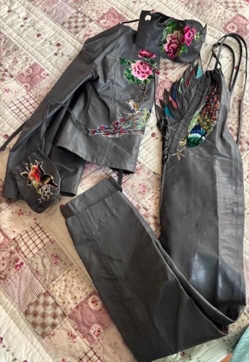 Couture trouw/partypak - grijs leer - XS - borduur applicati, Kleding | Dames, Gelegenheidskleding, Nieuw, Overige typen, Maat 34 (XS) of kleiner