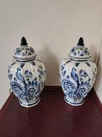 Te koop 2 Delftsblauwe vazen, Ophalen