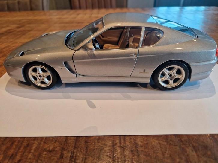 FERRARI 456 GT uit 1992,  1/18.     Zilver Metallic., Hobby en Vrije tijd, Modelauto's | 1:18, Zo goed als nieuw, Ophalen of Verzenden