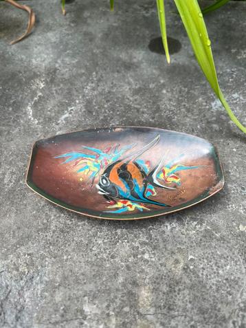 Vintage koperen geëmailleerd schaaltje met afgebeeld een vis beschikbaar voor biedingen