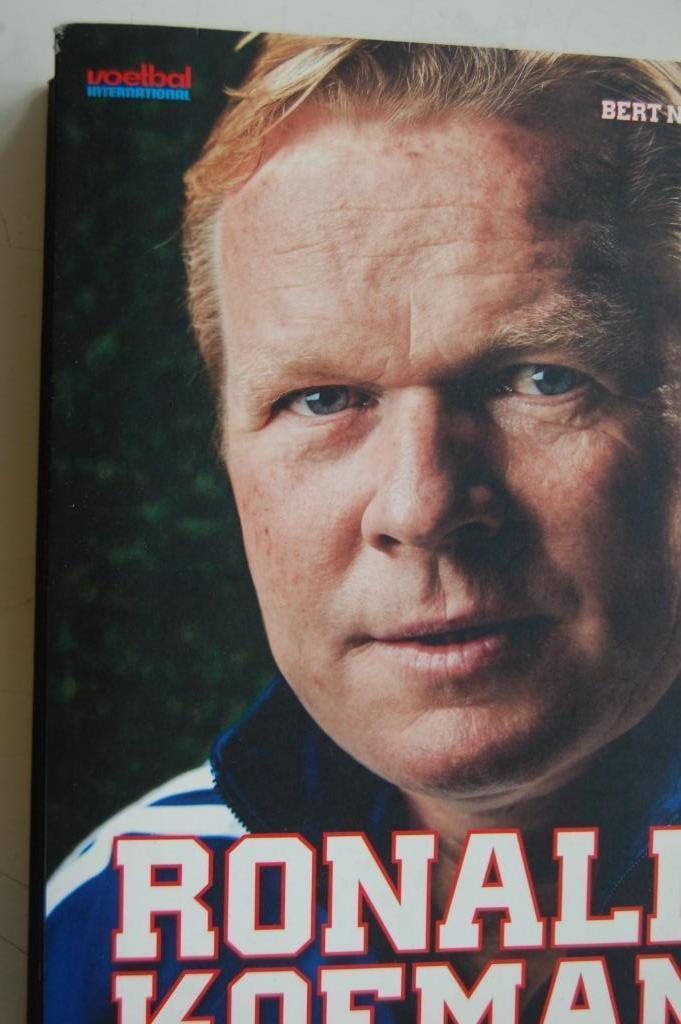 Het boek RONALD KOEMAN, Boeken, Sportboeken, Gelezen, Balsport, Ophalen of Verzenden