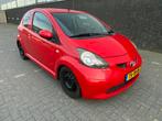 Toyota Aygo 1.0 12V Vvt-i 3DRS MMT 2006 Rood nieuw apk, Auto's, Toyota, Voorwielaandrijving, Stof, Zwart, 4 stoelen
