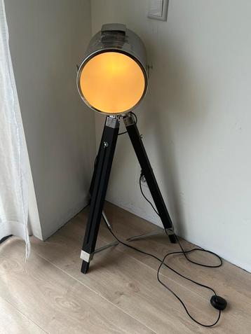 Industriële vloerlamp te koop beschikbaar voor biedingen