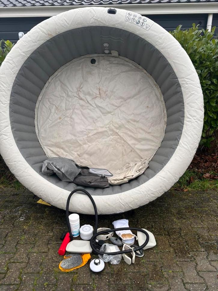 Intex Jacuzzi 6 persoons - Bubbelbad, Tuin en Terras, Bubbelbaden en Hottubs, Gebruikt, Opblaasbaar, Afdekzeil, Ophalen of Verzenden