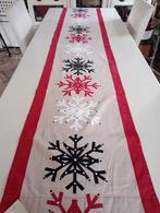 Zweedse tafelloper beige rood zwart wit sneeuwvlokken, Huis en Inrichting, Tafelkleden, Rechthoek, Ophalen of Verzenden, Zo goed als nieuw