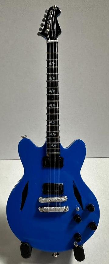 Dave Grohl Nirvana miniatuur gitaar van hout mini guitar  beschikbaar voor biedingen