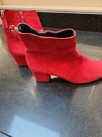 Rode suède enkellaarsjes
Van Manfield.
Maat 41, Ophalen of Verzenden, Zo goed als nieuw, Rood
