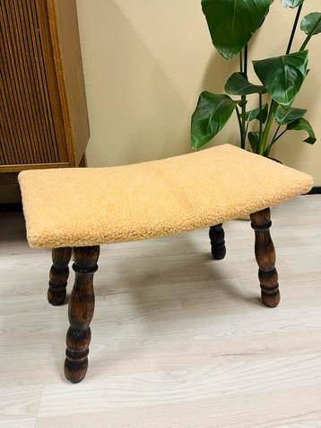 Prachtige Vintage Houten Krukje met nieuwe Beige Teddy Stof beschikbaar voor biedingen