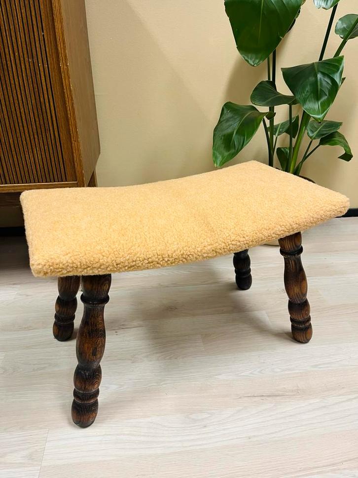 Prachtige Vintage Houten Krukje met nieuwe Beige Teddy Stof, Huis en Inrichting, Banken | Voetenbanken en Poefen, Zo goed als nieuw