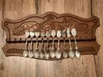 Verzilve lepels collectie van 10 op een houten gesneden hang, Ophalen of Verzenden