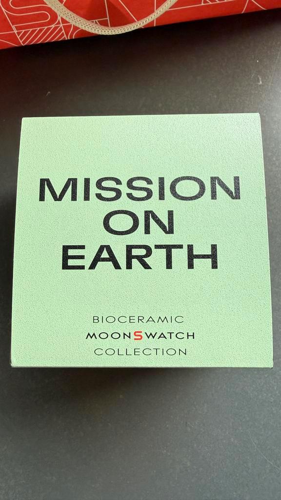 Swatch Moonswatch - Mission on Earth, Sieraden, Tassen en Uiterlijk, Horloges | Heren, Nieuw, Polshorloge, Swatch, Kunststof, Ophalen of Verzenden