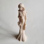 Vintage stenen beeldje van meisje met boeket en hoed, Ophalen of Verzenden