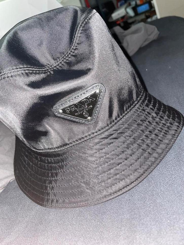 Prada Bucket Hat - Stijlvol en Tijdloos, Kleding | Dames, Hoeden en Petten, Zo goed als nieuw, Hoed, One size fits all, Verzenden