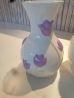Witte vaas met paarse tulpen, Wit, Aardewerk of Porselein, Nieuw, Ophalen of Verzenden