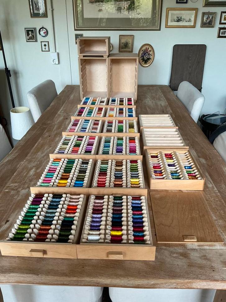 Houten  ladekastjes met 445 verschillende kleuren DMC 🧵🪡, Hobby en Vrije tijd, Borduren en Borduurmachines, Borduurgaren of Zijde