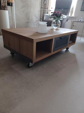 Salontafel met wielen en lade moet weg doen een goed bod  beschikbaar voor biedingen