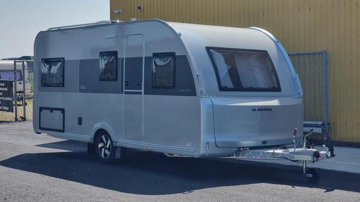 Adria Altea 502 UL 60 Years Edition, Caravans en Kamperen, Caravans, Bedrijf, tot en met 4, 1000 - 1250 kg, Rondzit, Adria, 2 aparte bedden