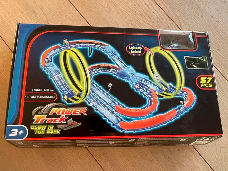 Racebaan glow in the dark power track, Kinderen en Baby's, Speelgoed | Racebanen, Zo goed als nieuw, Racebaan, Elektrisch, Overige merken