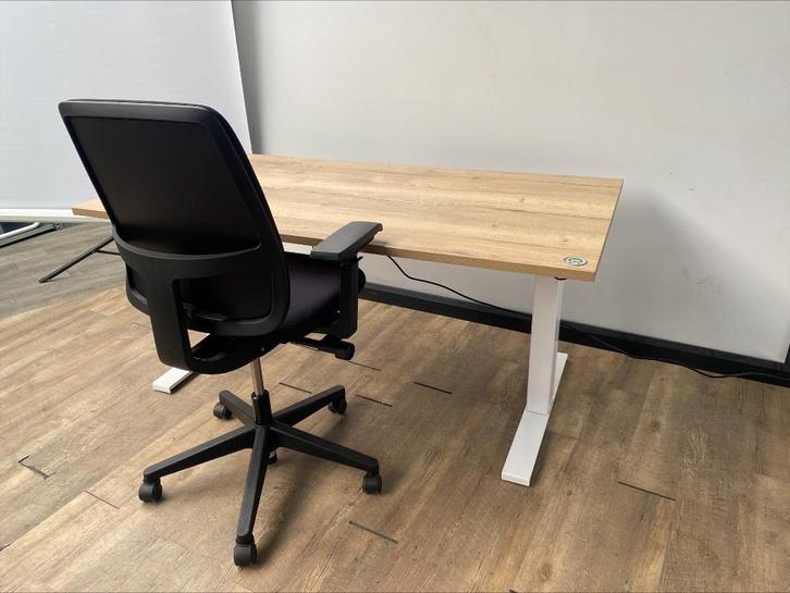 Gispen elektrisch verstelbaar zit-sta bureau, Huis en Inrichting, Bureaus, Elektrisch, Ophalen of Verzenden