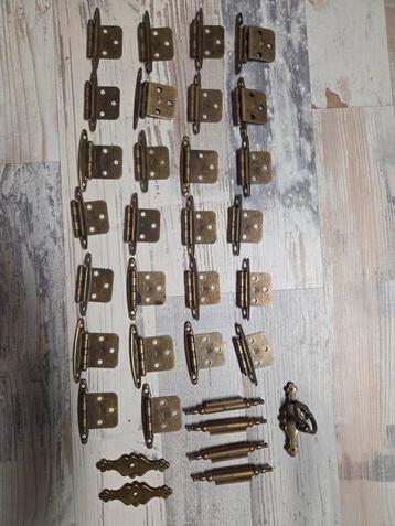 Antieke kastscharnieren en beslag beschikbaar voor biedingen