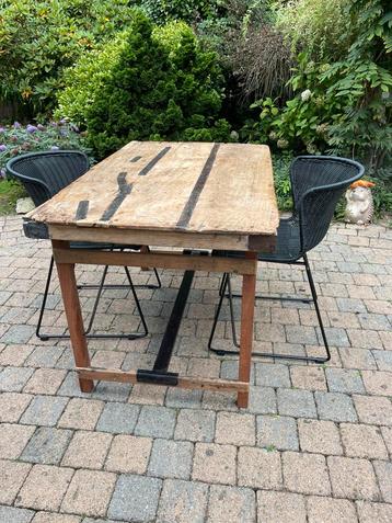 Tafel (industrieel) met 2 stoelen100 (alleen tafel 75 euro) beschikbaar voor biedingen
