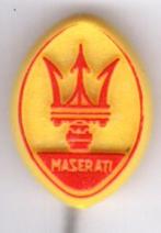 Maserati rood op geel plastic auto speldje ( B_143 ), Verzamelen, Speldjes, Pins en Buttons, Nieuw, Transport, Speldje of Pin