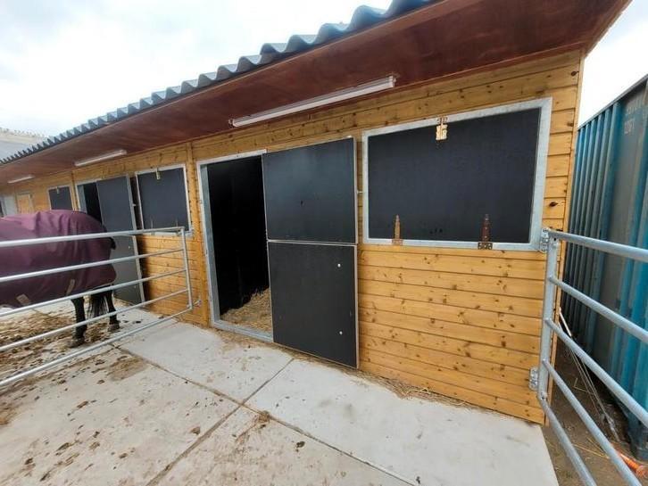 Buitenstallen met uitloop en paddock, Dieren en Toebehoren, Stalling en Weidegang, Stalling, 2 of 3 paarden of pony's
