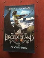 John Flanagan: Broederband - De outsiders, Boeken, Ophalen of Verzenden, Zo goed als nieuw