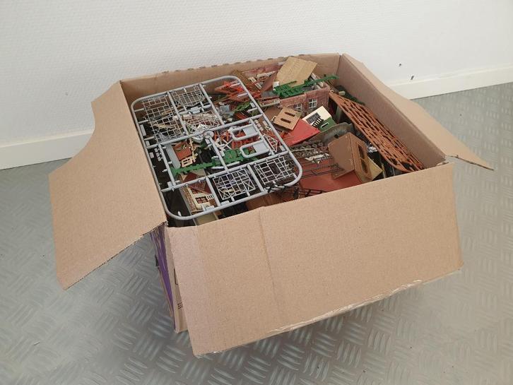 Doos vol restanten van H0 bouwpakketten zie foto's t.e.a.b., Hobby en Vrije tijd, Modeltreinen | H0, Gebruikt, Brug, Tunnel of Gebouw